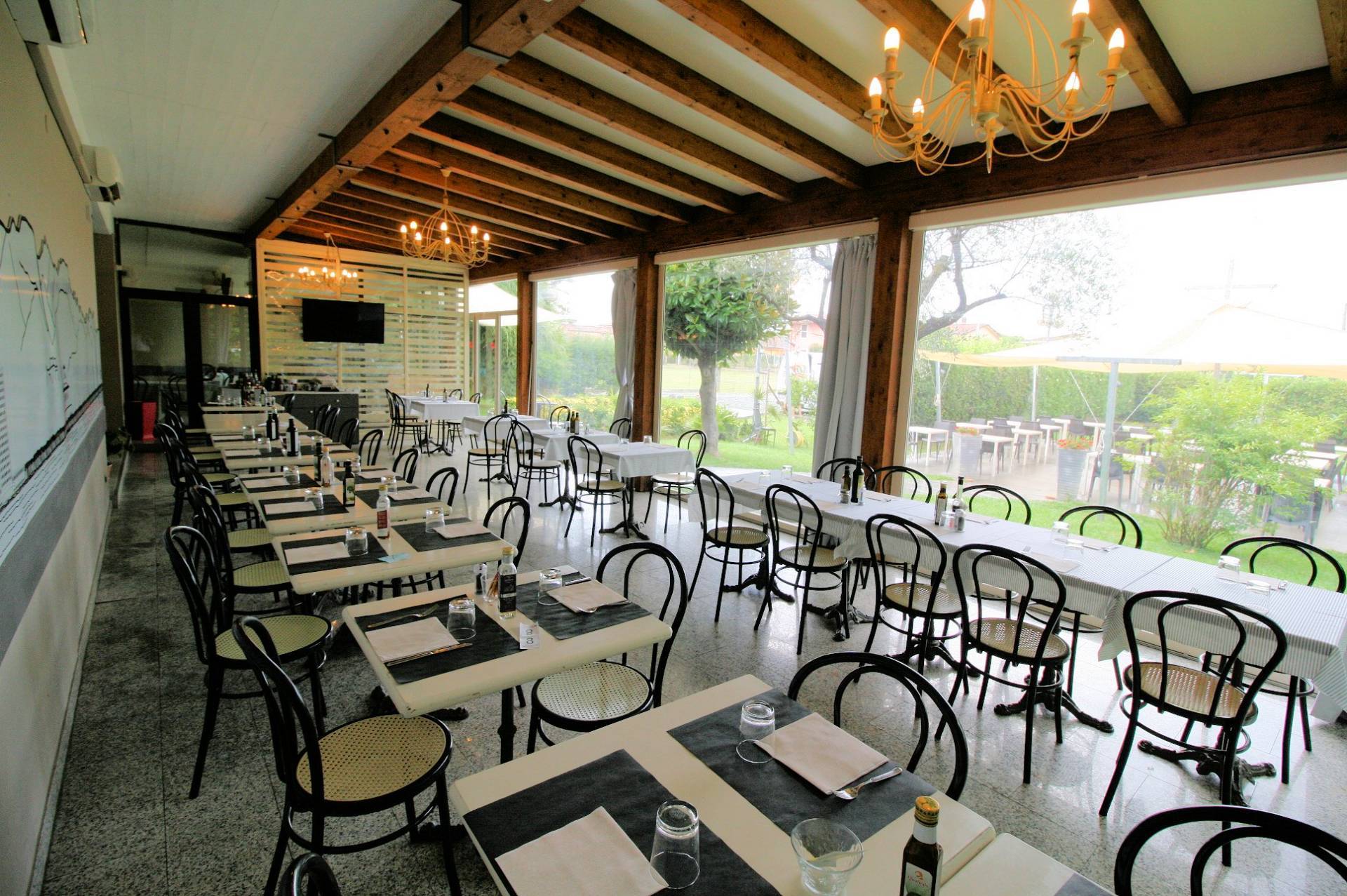 1543-Si vende l'attivita' di ristorante/pizzeria/bar con piccola attivita' di affittacamere-Massa-1 Agenzia Immobiliare ASIP
