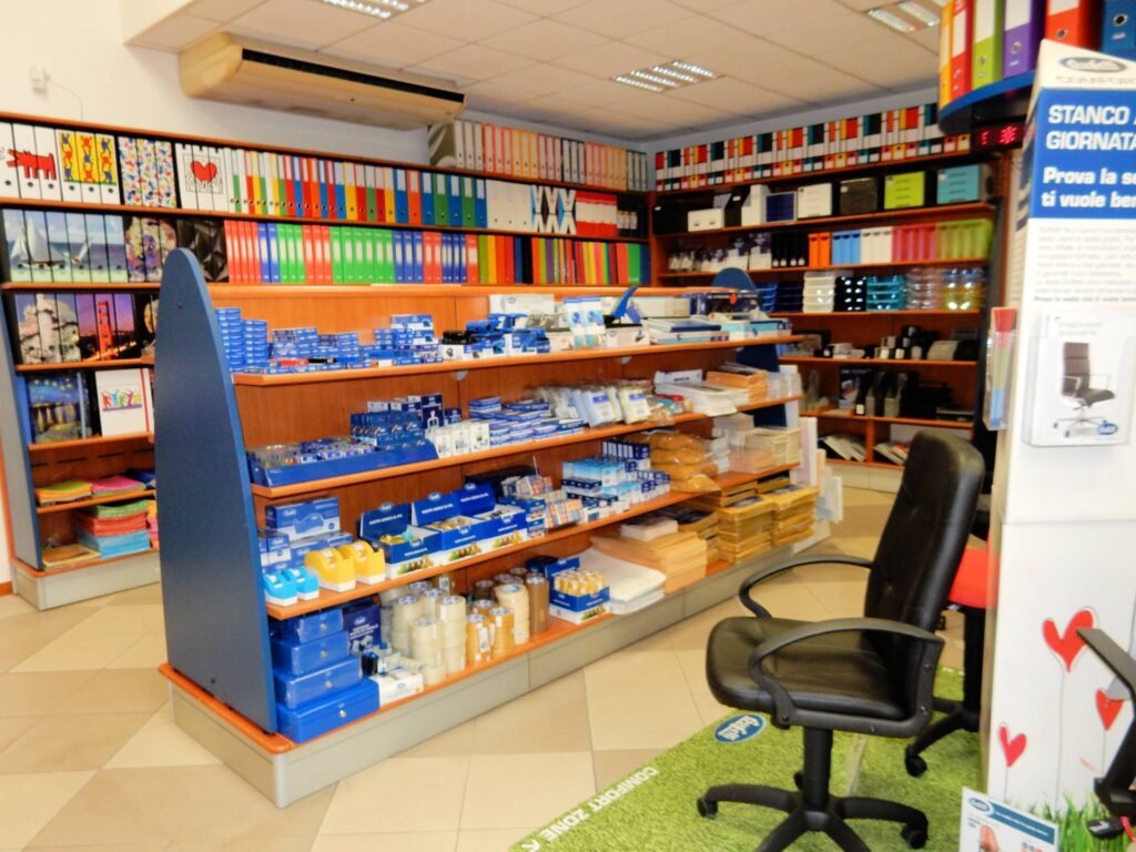 1554-Si vendono le mura e l'attivita' di storico negozio Buffetti in zona centrale-Massa-14 Agenzia Immobiliare ASIP