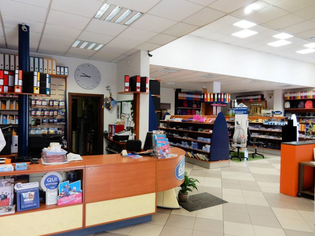 1554-Si vendono le mura e l'attivita' di storico negozio Buffetti in zona centrale-Massa-3 Agenzia Immobiliare ASIP