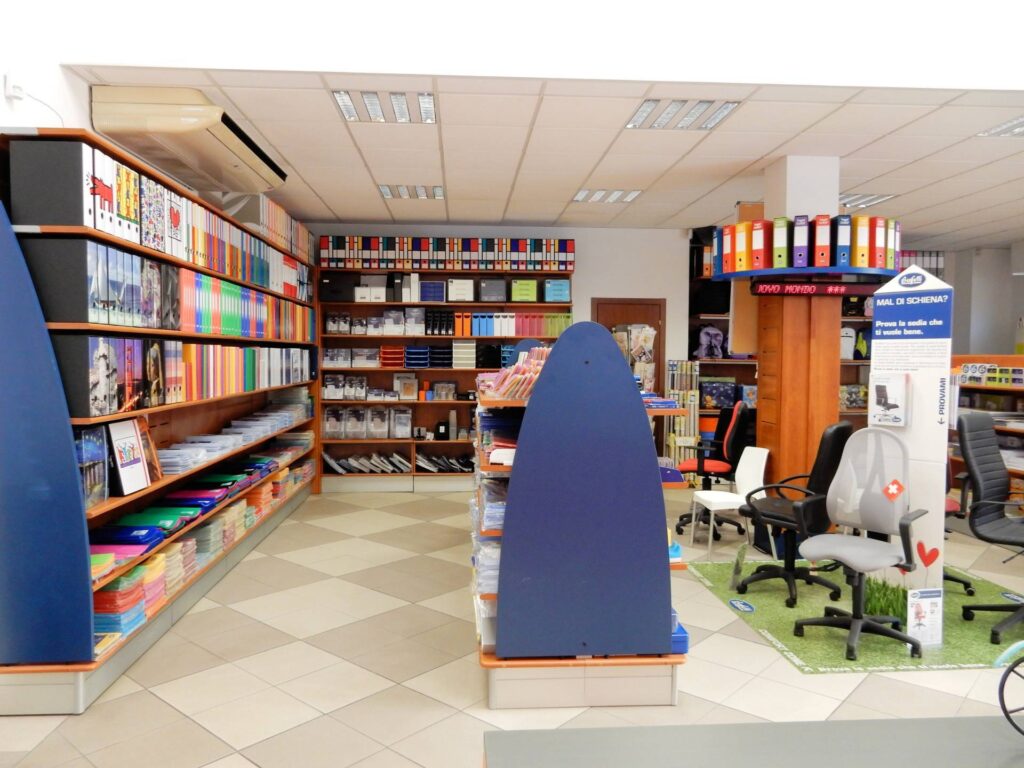 1554-Si vendono le mura e l'attivita' di storico negozio Buffetti in zona centrale-Massa-18 Agenzia Immobiliare ASIP