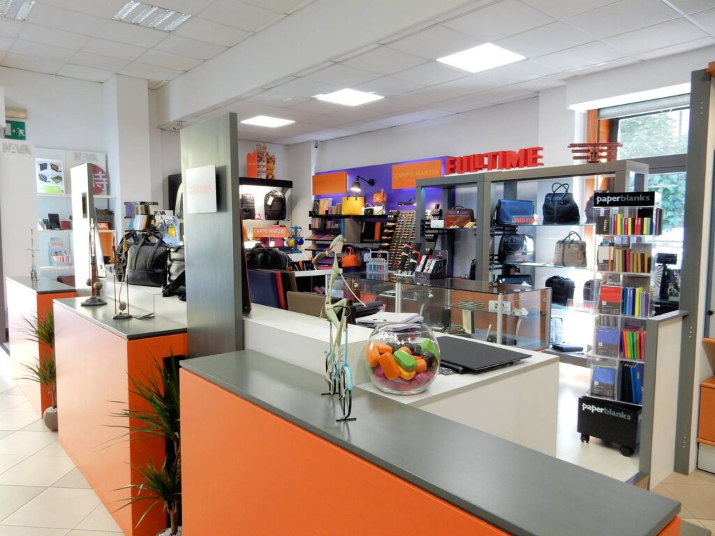 1554-Si vendono le mura e l'attivita' di storico negozio Buffetti in zona centrale-Massa-4 Agenzia Immobiliare ASIP