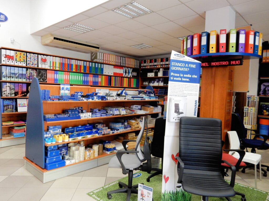 1554-Si vendono le mura e l'attivita' di storico negozio Buffetti in zona centrale-Massa-11 Agenzia Immobiliare ASIP