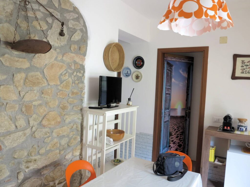 1568-Casa singola composta da due appartamenti indipendenti con ampio terreno-Scarlino-12 Agenzia Immobiliare ASIP