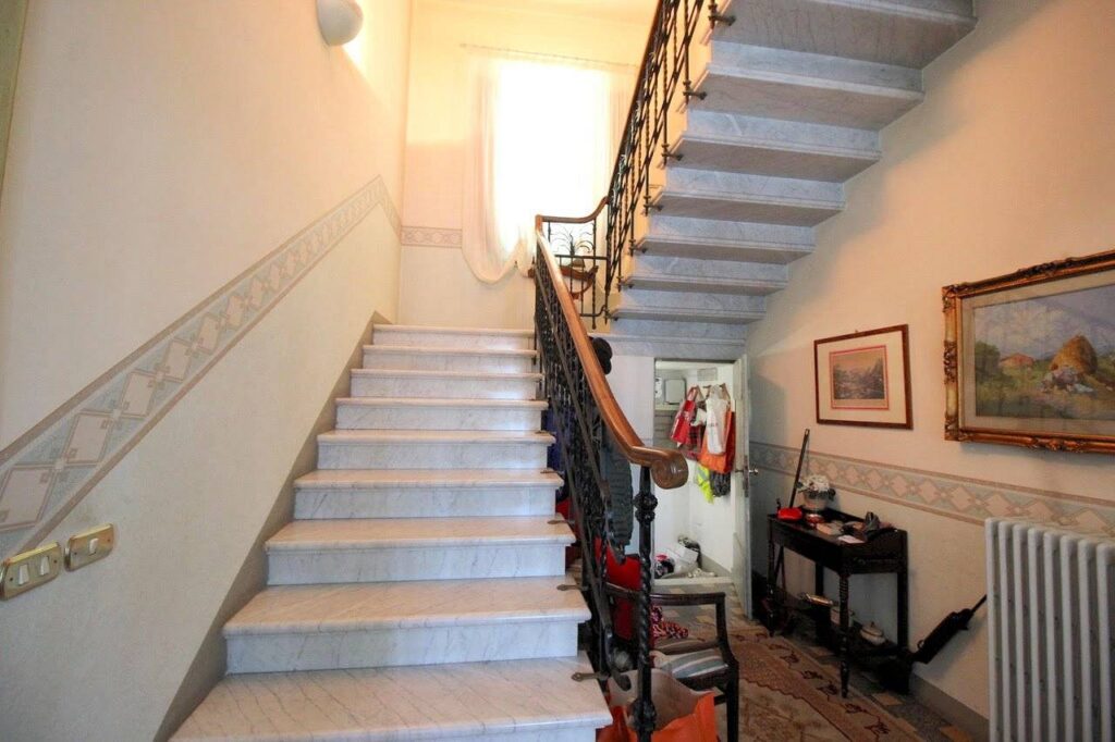 1578-Villa in stile liberty di ampia superficie con giardino-Pescia-5 Agenzia Immobiliare ASIP