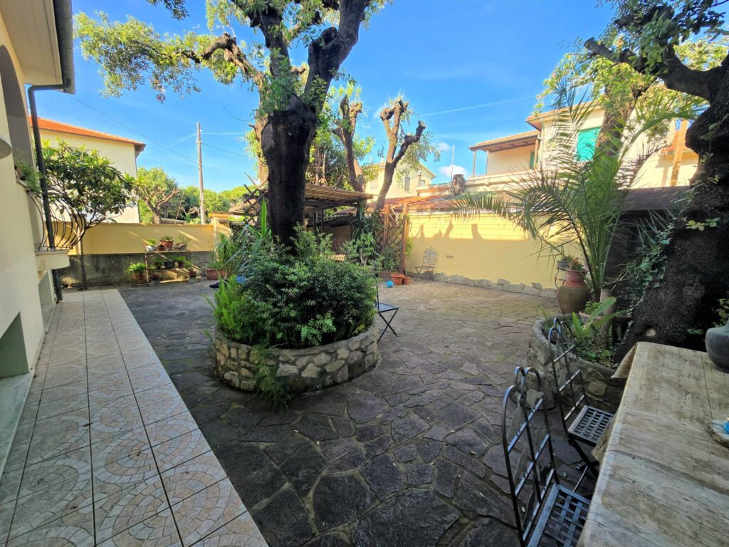 1631-Porzione di villa bifamiliare composta da due appartamenti a 50 metri dal mare-San Vincenzo-24 Agenzia Immobiliare ASIP