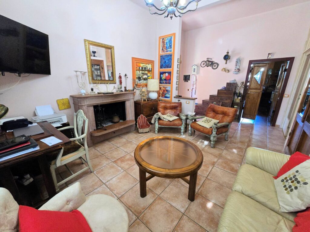 1631-Porzione di villa bifamiliare composta da due appartamenti a 50 metri dal mare-San Vincenzo-2 Agenzia Immobiliare ASIP