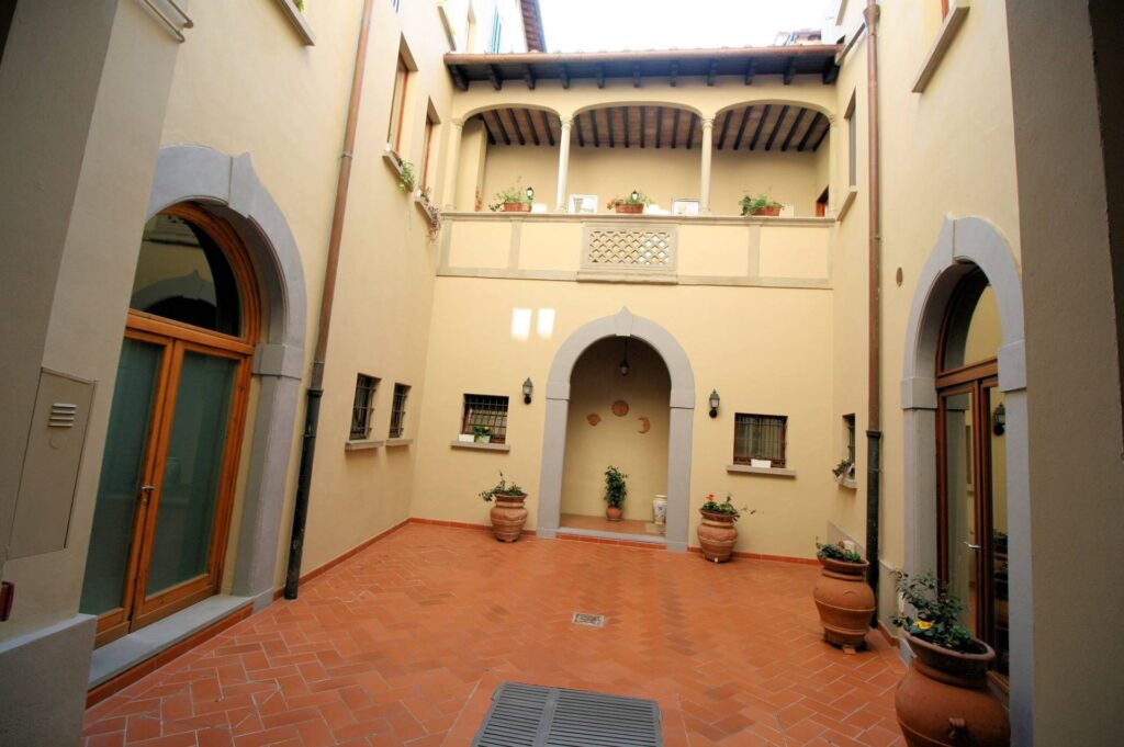 1637-Appartamento al piano secondo con ascensore in centro storico-Pistoia-1 Agenzia Immobiliare ASIP