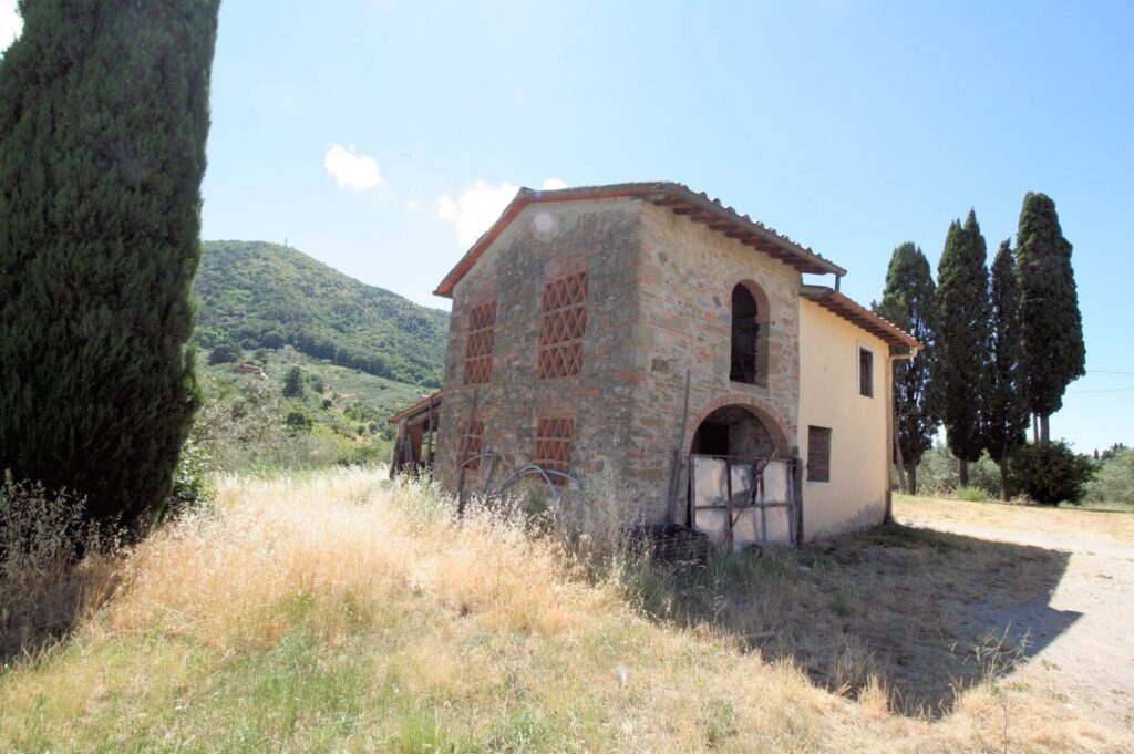 1069-Rustico da ristrutturare in posizione collinare-Quarrata-1 Agenzia Immobiliare ASIP