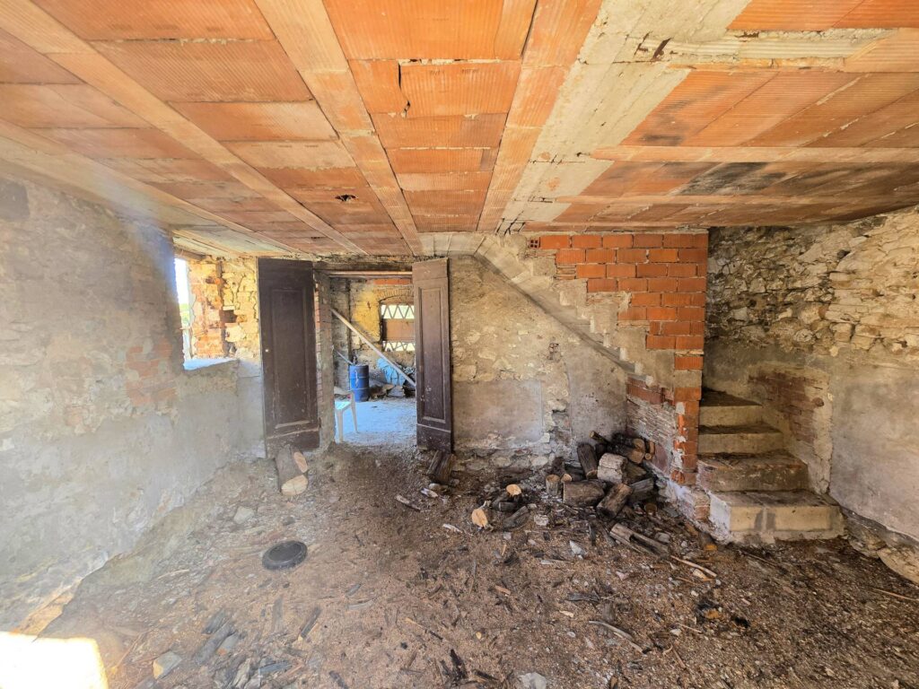 1069-Rustico da ristrutturare in posizione collinare-Quarrata-11 Agenzia Immobiliare ASIP