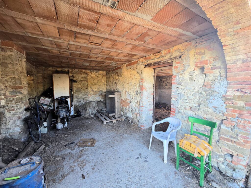 1069-Rustico da ristrutturare in posizione collinare-Quarrata-12 Agenzia Immobiliare ASIP