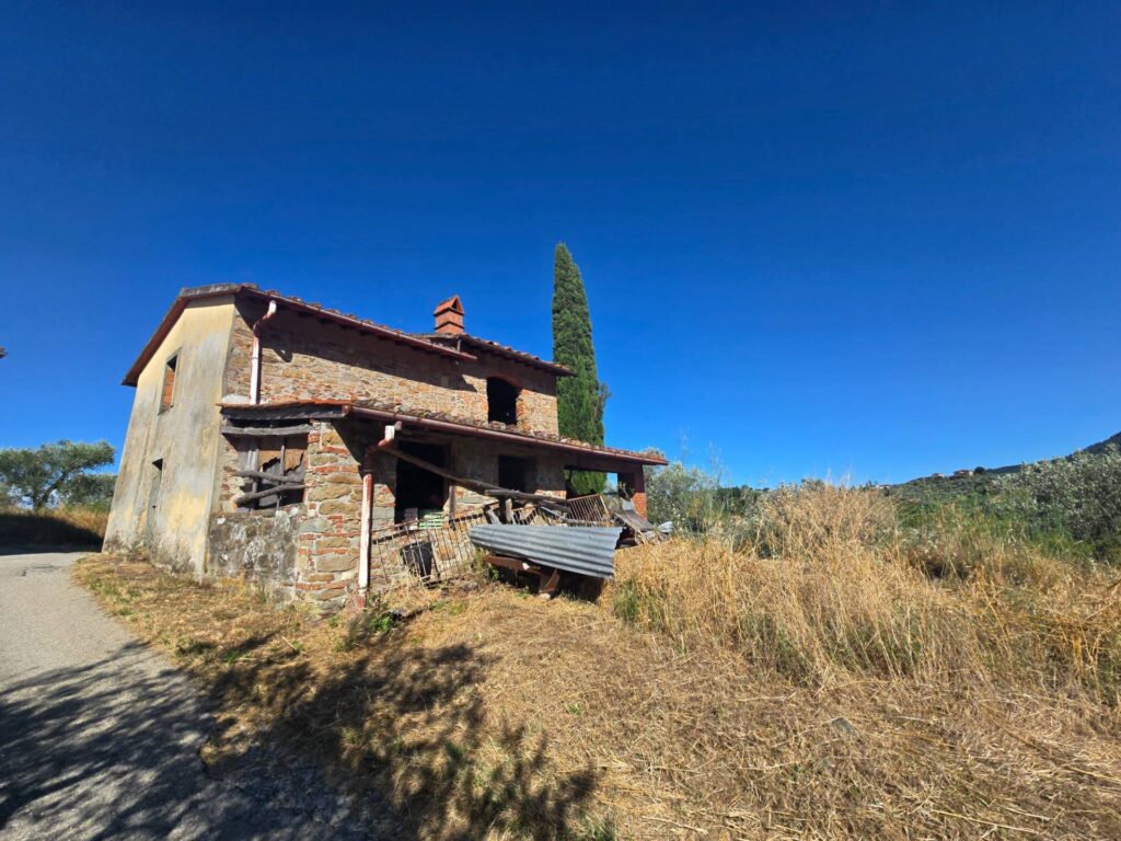 1069-Rustico da ristrutturare in posizione collinare-Quarrata-2 Agenzia Immobiliare ASIP