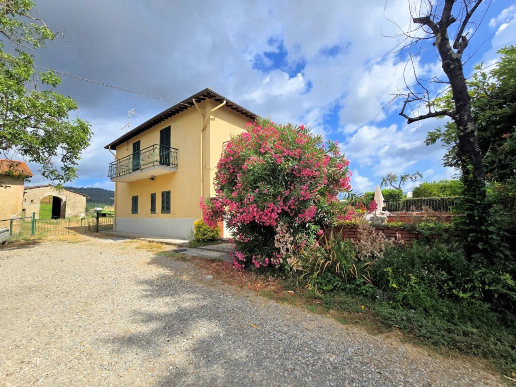 1647-Porzione terratetto di villetta bifamiliare con annessi e ampio terreno in posizione panoramica-Barberino di Mugello-3 Agenzia Immobiliare ASIP