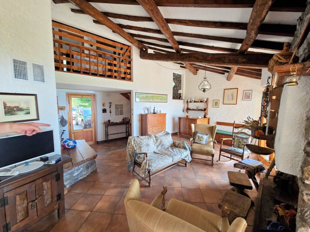 1652-Villetta libera su quattro lati recentemente ristrutturata con ampio giardino piscina e suggestiva vista panoramica-Marliana-30 Agenzia Immobiliare ASIP