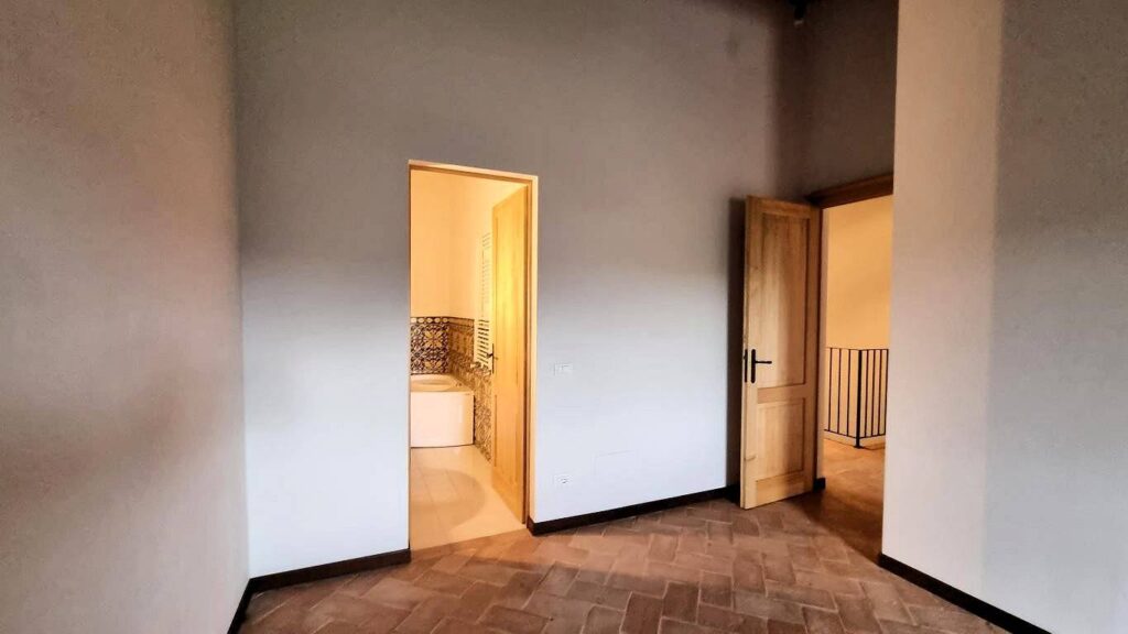 1665-Appartamento in antico borgo ristrutturato con piscina-Volterra-12 Agenzia Immobiliare ASIP