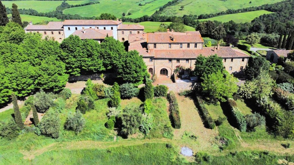 1668-Bellissimo appartamento al piano primo con giardino privato in un borgo completamente ristrutturato con ampia piscina-Volterra-4 Agenzia Immobiliare ASIP