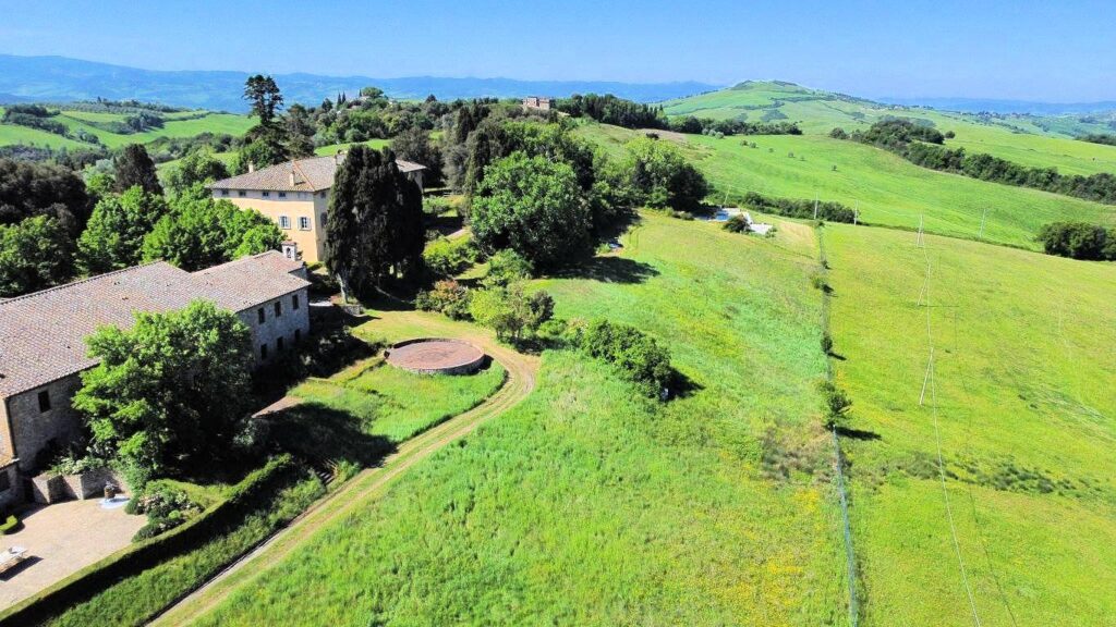 1668-Bellissimo appartamento al piano primo con giardino privato in un borgo completamente ristrutturato con ampia piscina-Volterra-9 Agenzia Immobiliare ASIP
