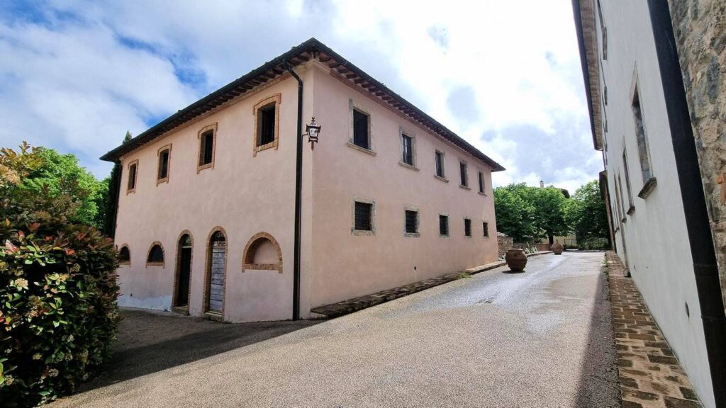 1668-Bellissimo appartamento al piano primo con giardino privato in un borgo completamente ristrutturato con ampia piscina-Volterra-10 Agenzia Immobiliare ASIP