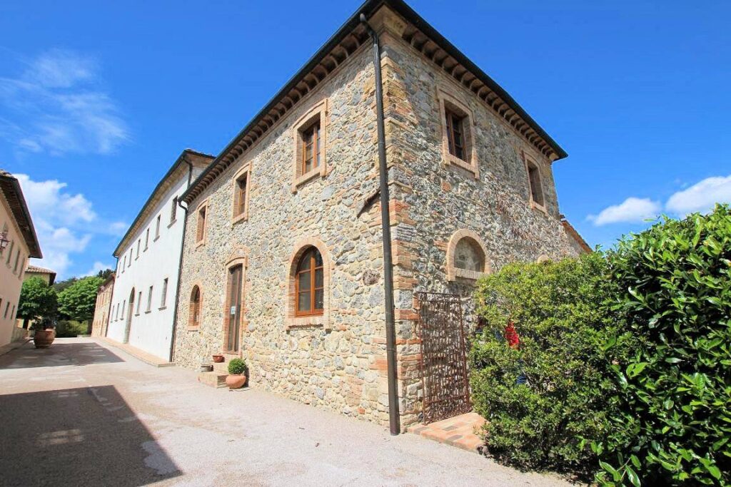 1668-Bellissimo appartamento al piano primo con giardino privato in un borgo completamente ristrutturato con ampia piscina-Volterra-11 Agenzia Immobiliare ASIP