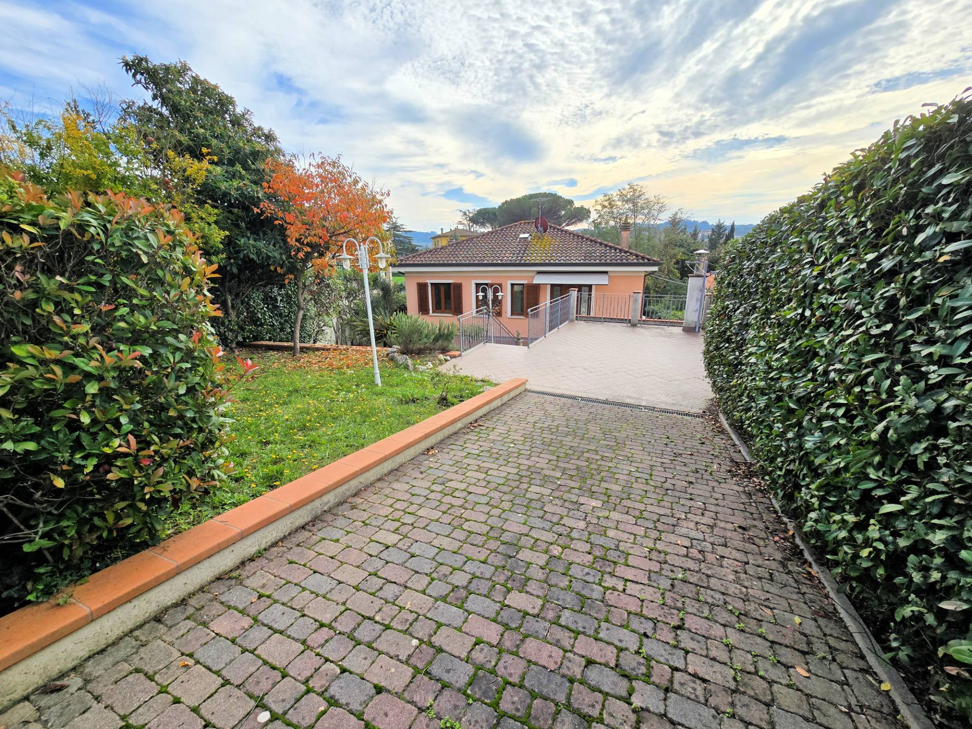 1669-Villetta libera su quattro lati con giardino-Montopoli in Val d'Arno-1 Agenzia Immobiliare ASIP