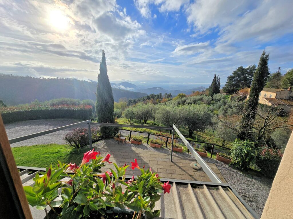 1674-Casa colonica di ampia superficie in posizione dominante con vista panoramica-Marliana-1 Agenzia Immobiliare ASIP