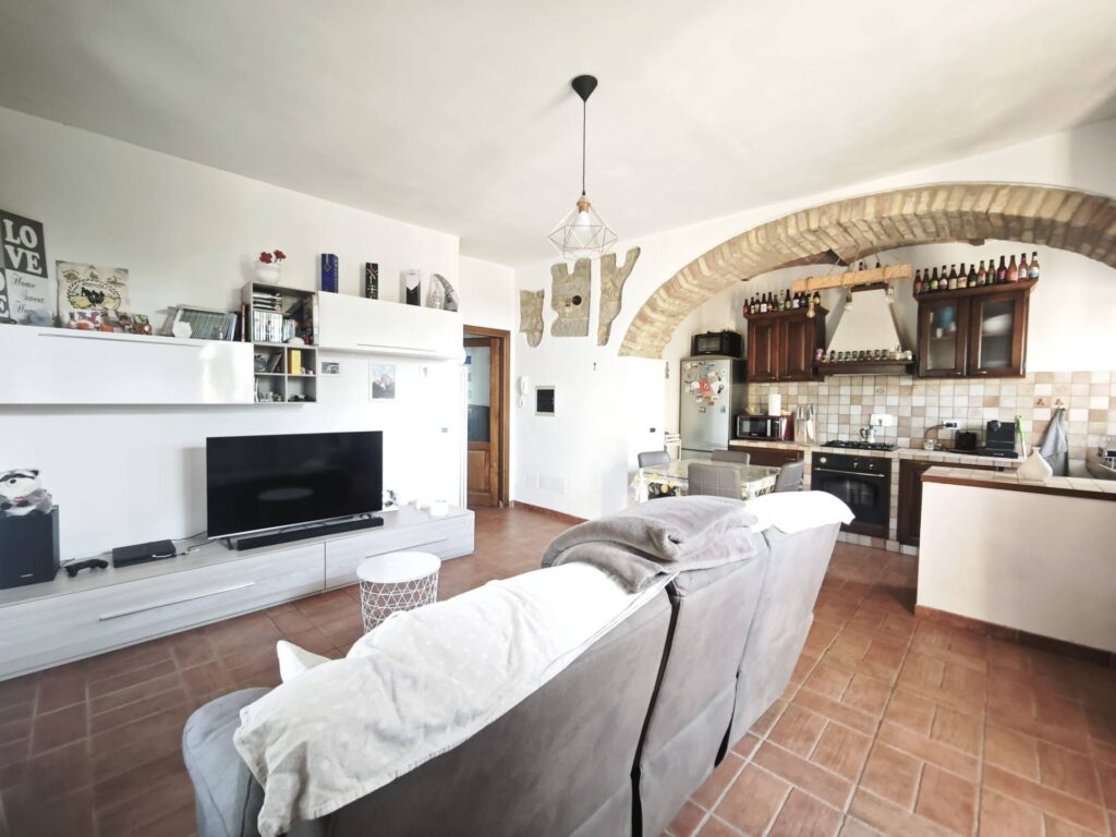 1677-Porzione di casale suddiviso in due appartamenti ristrutturati con vista panoramica-Volterra-5 Agenzia Immobiliare ASIP