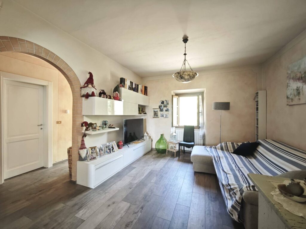 1677-Porzione di casale suddiviso in due appartamenti ristrutturati con vista panoramica-Volterra-7 Agenzia Immobiliare ASIP