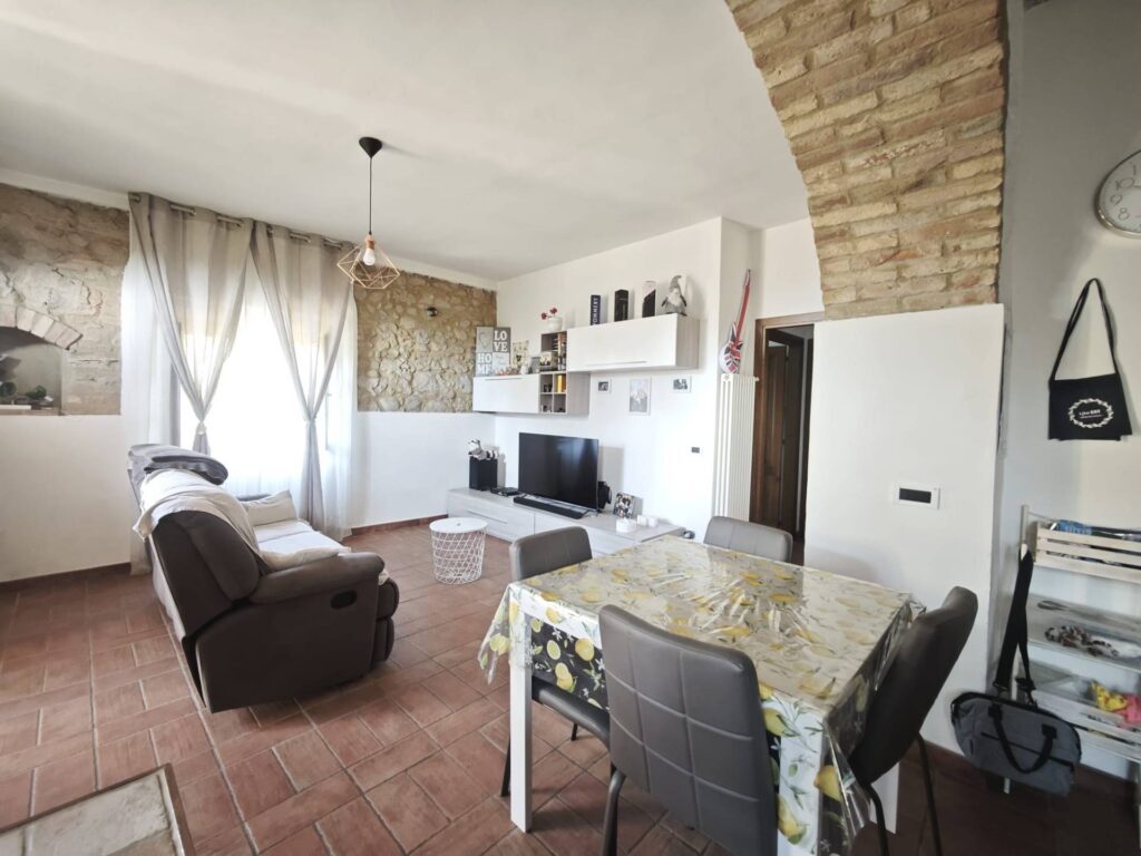 1677-Porzione di casale suddiviso in due appartamenti ristrutturati con vista panoramica-Volterra-6 Agenzia Immobiliare ASIP