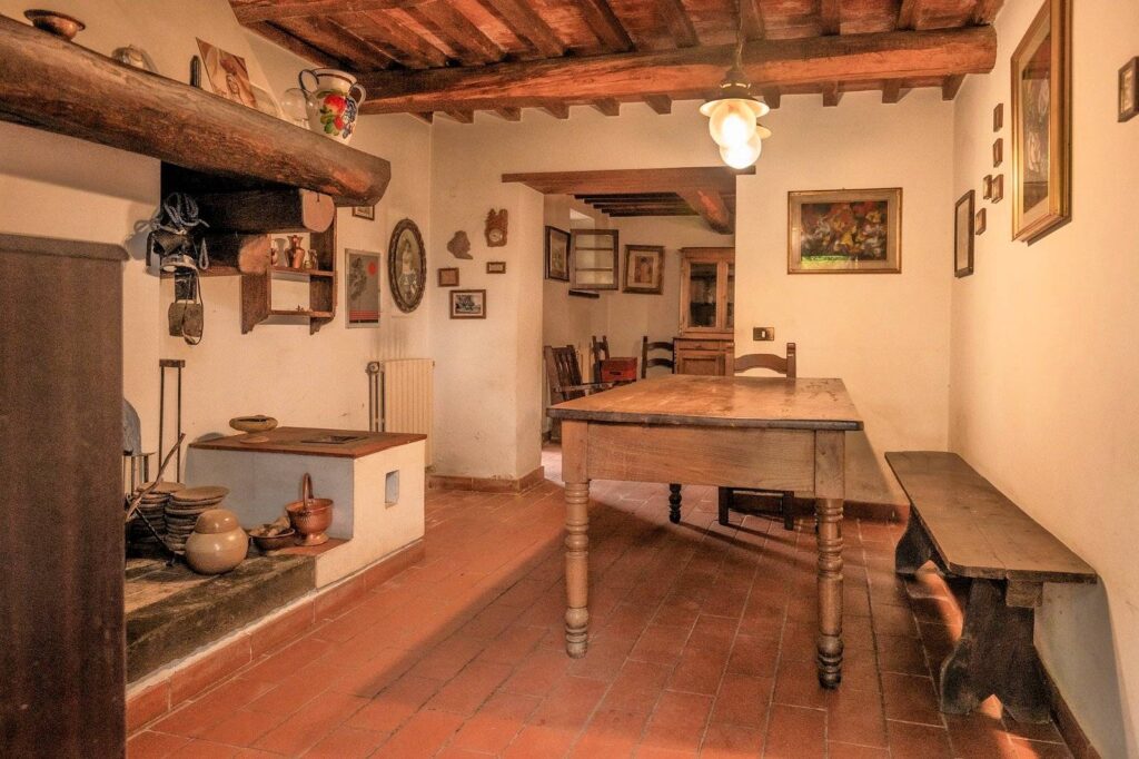 1679-Casa colonica con annessi e terreno in posizione panoramica-Uzzano-7 Agenzia Immobiliare ASIP
