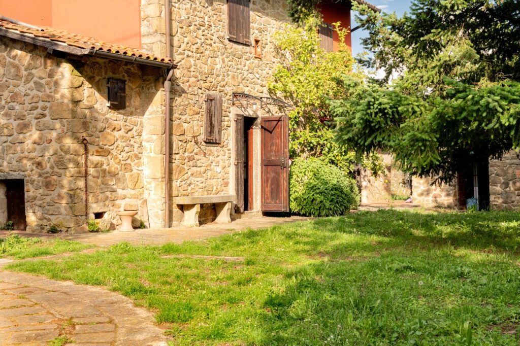 1679-Casa colonica con annessi e terreno in posizione panoramica-Uzzano-4 Agenzia Immobiliare ASIP