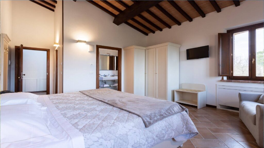 1688-Casale ristrutturato di ampia superficie con piscina e ampio terreno in posizione dominante e panoramica-Chiusi-22 Agenzia Immobiliare ASIP