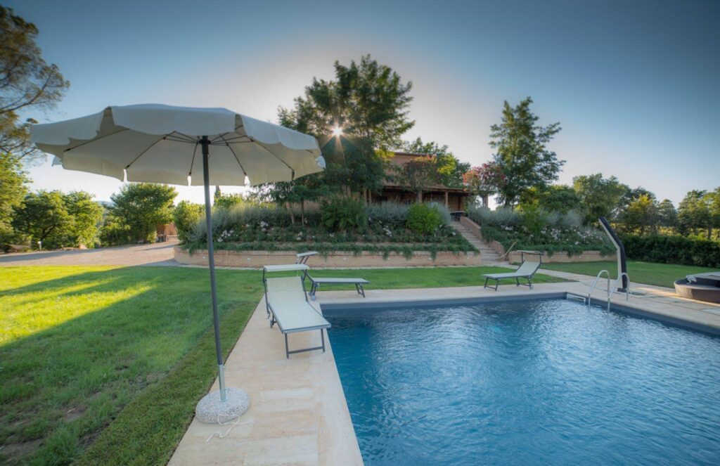 1688-Casale ristrutturato di ampia superficie con piscina e ampio terreno in posizione dominante e panoramica-Chiusi-2 Agenzia Immobiliare ASIP