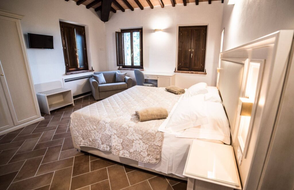 1688-Casale ristrutturato di ampia superficie con piscina e ampio terreno in posizione dominante e panoramica-Chiusi-23 Agenzia Immobiliare ASIP