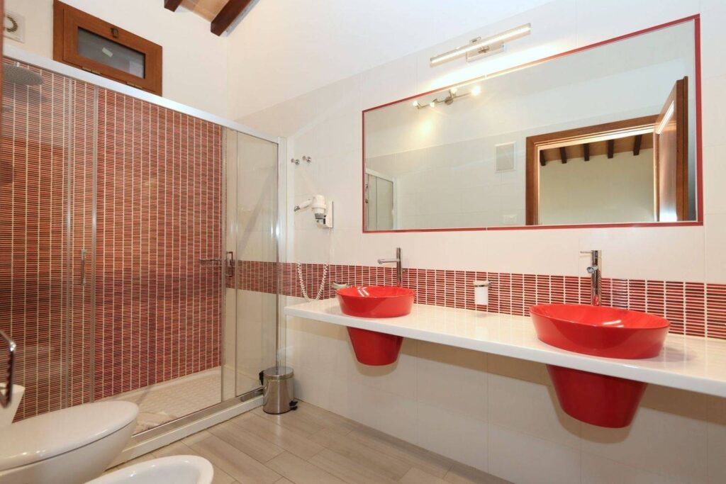 1688-Casale ristrutturato di ampia superficie con piscina e ampio terreno in posizione dominante e panoramica-Chiusi-28 Agenzia Immobiliare ASIP