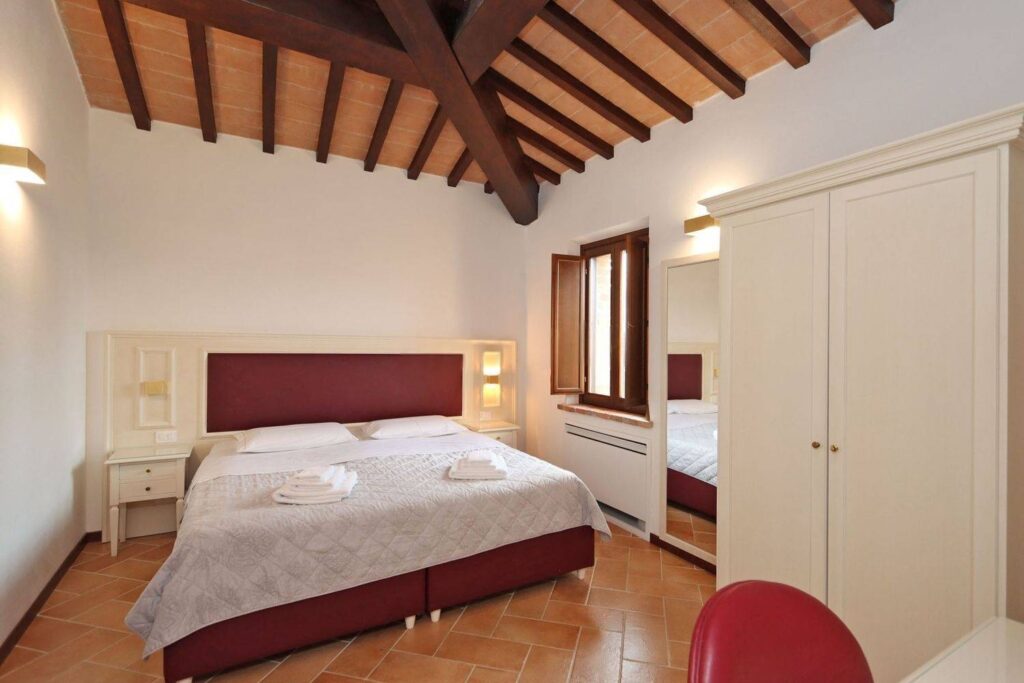 1688-Casale ristrutturato di ampia superficie con piscina e ampio terreno in posizione dominante e panoramica-Chiusi-24 Agenzia Immobiliare ASIP