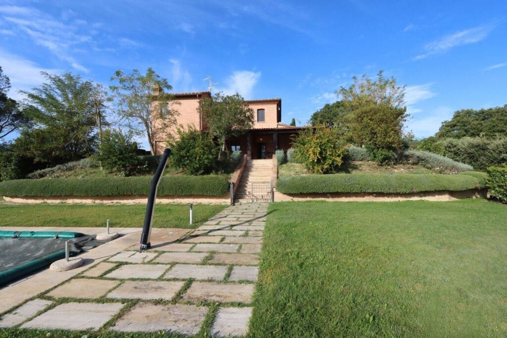 1688-Casale ristrutturato di ampia superficie con piscina e ampio terreno in posizione dominante e panoramica-Chiusi-5 Agenzia Immobiliare ASIP