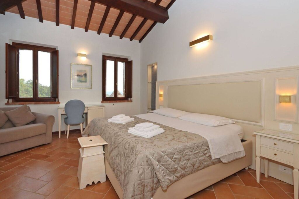 1688-Casale ristrutturato di ampia superficie con piscina e ampio terreno in posizione dominante e panoramica-Chiusi-25 Agenzia Immobiliare ASIP