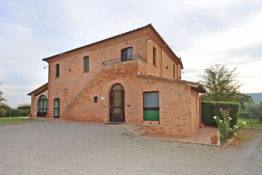 1688-Casale ristrutturato di ampia superficie con piscina e ampio terreno in posizione dominante e panoramica-Chiusi-6 Agenzia Immobiliare ASIP