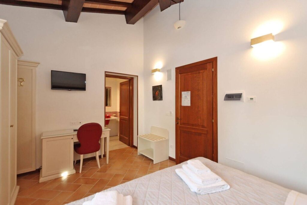 1688-Casale ristrutturato di ampia superficie con piscina e ampio terreno in posizione dominante e panoramica-Chiusi-26 Agenzia Immobiliare ASIP