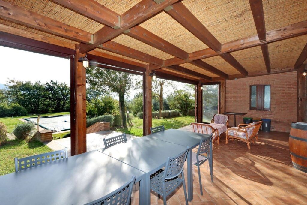 1688-Casale ristrutturato di ampia superficie con piscina e ampio terreno in posizione dominante e panoramica-Chiusi-7 Agenzia Immobiliare ASIP