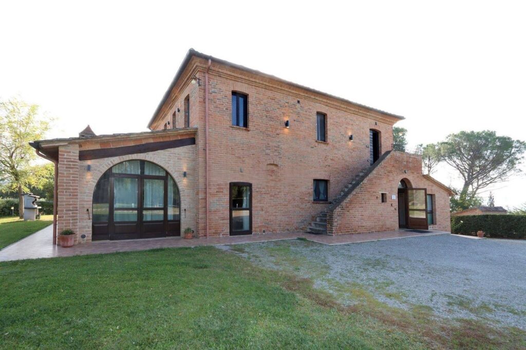 1688-Casale ristrutturato di ampia superficie con piscina e ampio terreno in posizione dominante e panoramica-Chiusi-3 Agenzia Immobiliare ASIP