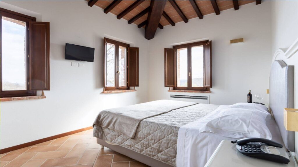 1688-Casale ristrutturato di ampia superficie con piscina e ampio terreno in posizione dominante e panoramica-Chiusi-32 Agenzia Immobiliare ASIP