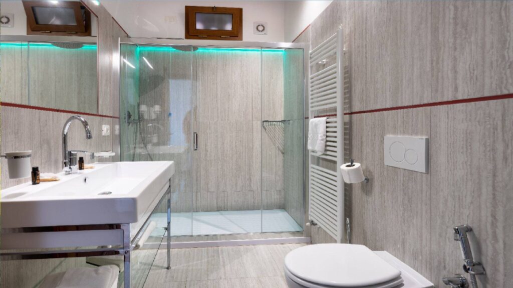 1688-Casale ristrutturato di ampia superficie con piscina e ampio terreno in posizione dominante e panoramica-Chiusi-33 Agenzia Immobiliare ASIP