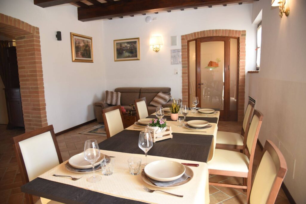 1688-Casale ristrutturato di ampia superficie con piscina e ampio terreno in posizione dominante e panoramica-Chiusi-17 Agenzia Immobiliare ASIP