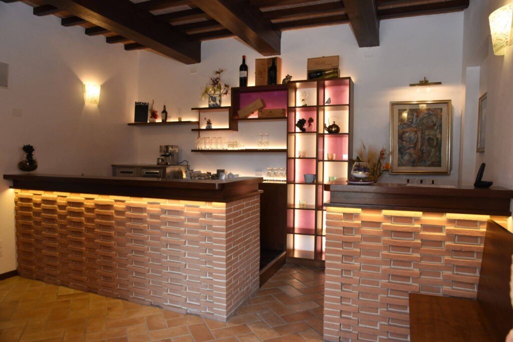 1688-Casale ristrutturato di ampia superficie con piscina e ampio terreno in posizione dominante e panoramica-Chiusi-19 Agenzia Immobiliare ASIP