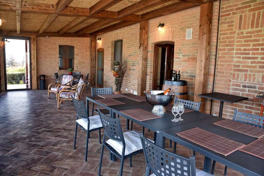 1688-Casale ristrutturato di ampia superficie con piscina e ampio terreno in posizione dominante e panoramica-Chiusi-9 Agenzia Immobiliare ASIP