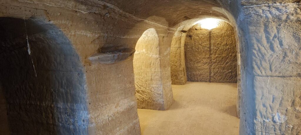 1688-Casale ristrutturato di ampia superficie con piscina e ampio terreno in posizione dominante e panoramica-Chiusi-10 Agenzia Immobiliare ASIP