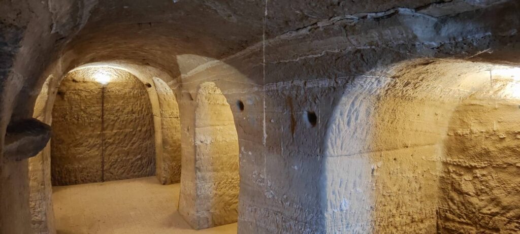 1688-Casale ristrutturato di ampia superficie con piscina e ampio terreno in posizione dominante e panoramica-Chiusi-11 Agenzia Immobiliare ASIP