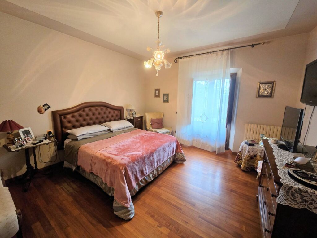 1689-Villa di ampia superficie divisa in due appartamenti con annessi giardino e piscina-Pistoia-32 Agenzia Immobiliare ASIP