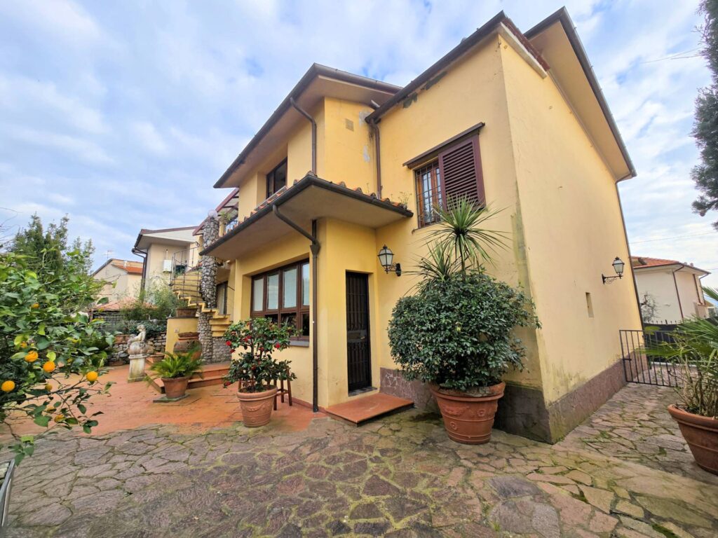 1689-Villa di ampia superficie divisa in due appartamenti con annessi giardino e piscina-Pistoia-8 Agenzia Immobiliare ASIP