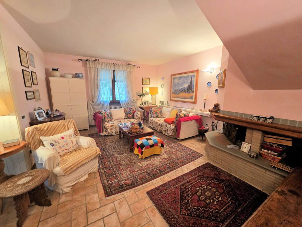 1692-Ampia porzione di villetta bifamiliare con giardino-Massa e Cozzile-2 Agenzia Immobiliare ASIP